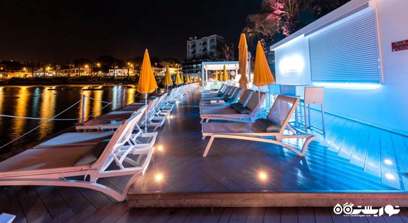 نمای تخت های کنار ساحل در شب